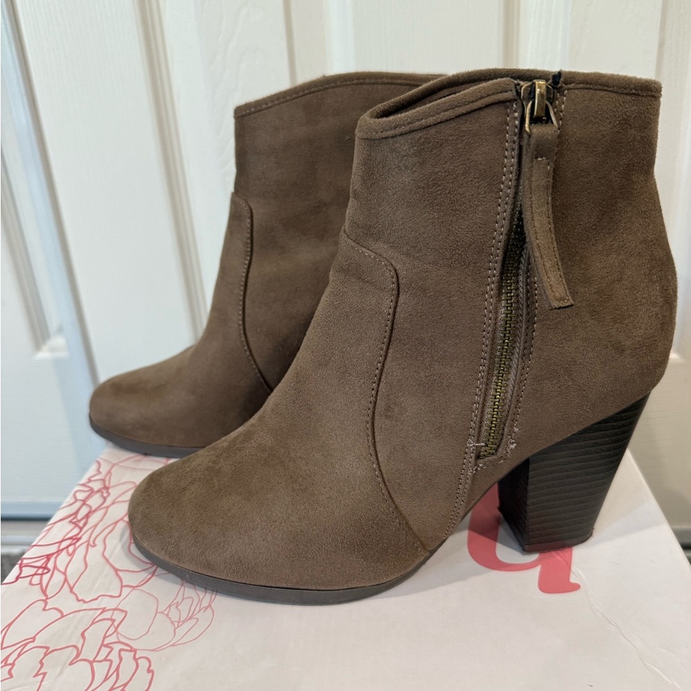 Stylish Taupe Tan Ankle Boots for Women 9 Wide